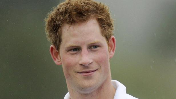 Porträt von Prinz Harry mit rotem Haar und einem leichten Lächeln.