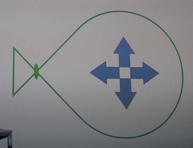 Eine grüne Zeichnung eines Ballons mit einem blauen Kreuz aus Pfeilen darin.