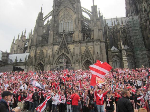 Ganz Köln feiert den "Aufstöger"
