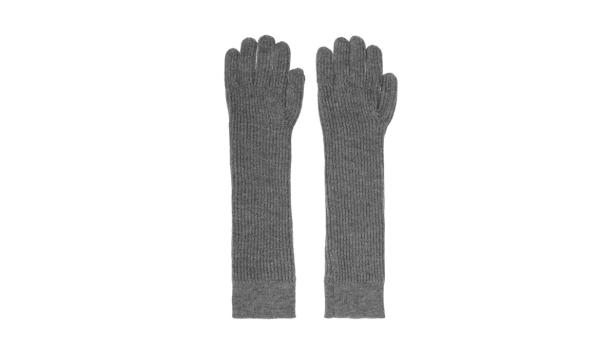 Zwei lange, graue, gerippte Fingerhandschuhe liegen nebeneinander auf einem weißen Hintergrund.