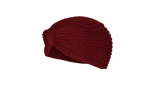 Ein weinroter, gestrickter Turban vor einem weißen Hintergrund.