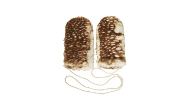 Ein Paar braun-weiß gefleckte Fäustlinge mit einer Kordel liegen auf einem weißen Hintergrund.