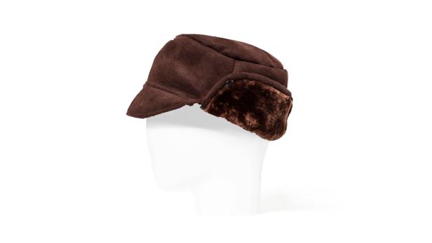 Ein brauner Fellmütze mit Ohrenklappen auf einem weißen Schaufensterpuppenkopf.