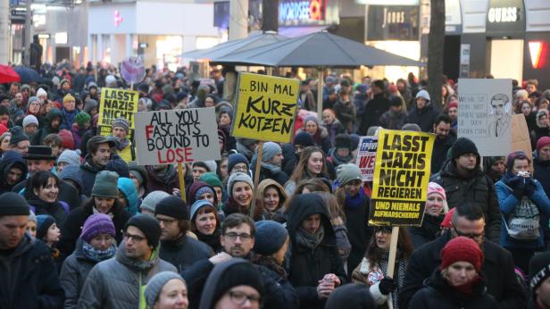Größte Demo seit Jahren: Über 20.000 protestierten gegen neue Regierung