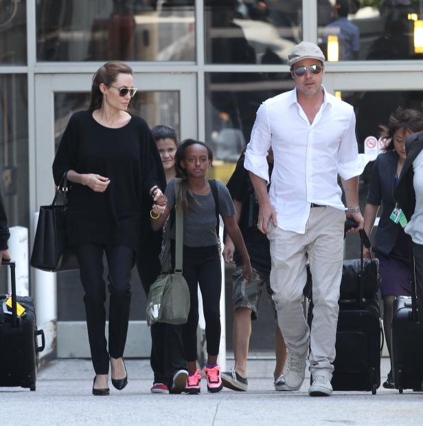 Angelina Jolie und Brad Pitt mit ihren Kindern am Flughafen.
