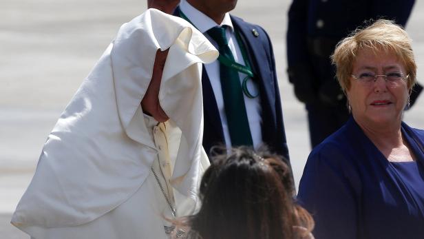 Papst half vom Pferd gestürzter Polizistin
