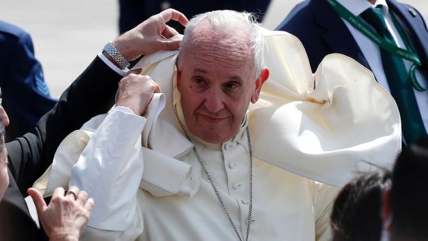Papst half vom Pferd gestürzter Polizistin
