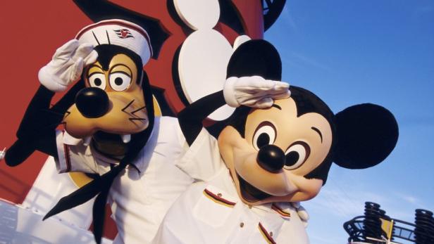 Micky Maus und Goofy in Matrosenuniformen grüßen.