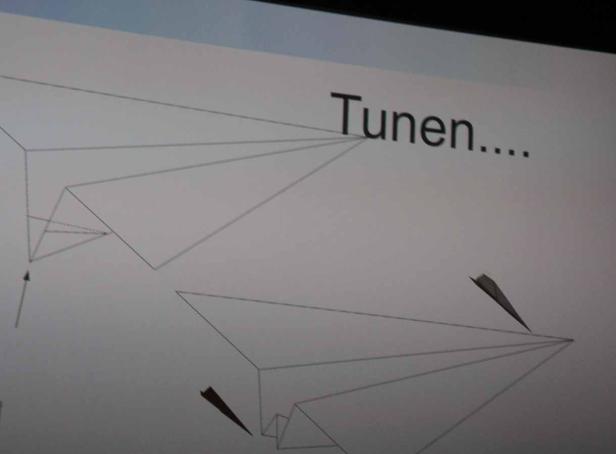 Eine Anleitung zum „Tunen“ von Papierfliegern.