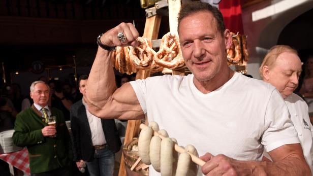 Arnie & andere Promis feiern wilde Weißwurstparty