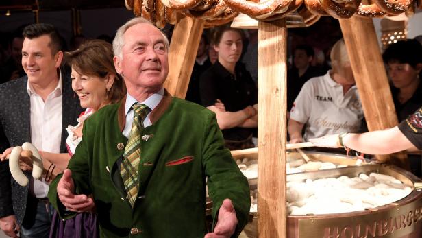 Arnie & andere Promis feiern wilde Weißwurstparty