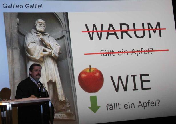Ein Mann hält eine Präsentation über Galileo Galilei und die Frage, warum Äpfel fallen.