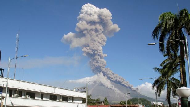 Vulkan spuckt Lava 700 Meter in den Himmel