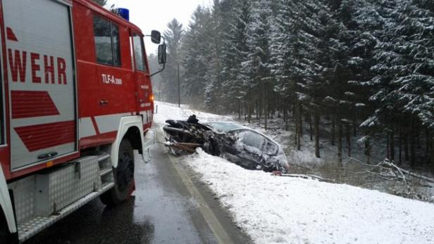 Unfallserien im Schnee: Zwei Tote, zahlreiche Verletzte