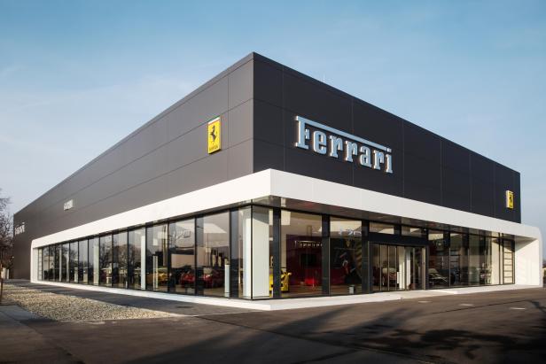 Ein Ferrari-Autohaus mit großen Glasfenstern und dem Ferrari-Logo.