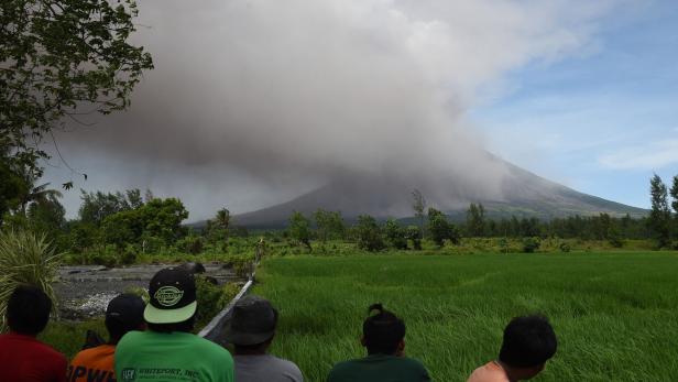 Philippinen: Vulkan spuckt erneut Asche und Lava