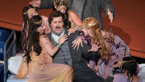 Riccardo Massi ist Prinz Calaf, aber auch Puccini, der um seine Oper ringt. Dieser Regieeinfall von Marelli ist nicht wirklich nötig und bringt auch keine neuen Erkenntnisse. Gesanglich hat Massi schöne Momente