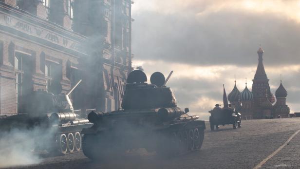 Militärfahrzeuge und Panzer fahren auf dem Roten Platz in Moskau.