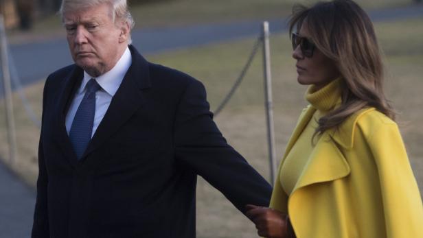 Trump versucht Melanias Hand in ihrem Mantel zu fassen