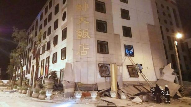 Erdbeben in Taiwan: Hotel eingestürzt