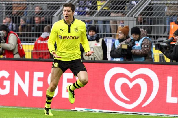 Robert Lewandowski jubelt im Trikot von Borussia Dortmund.