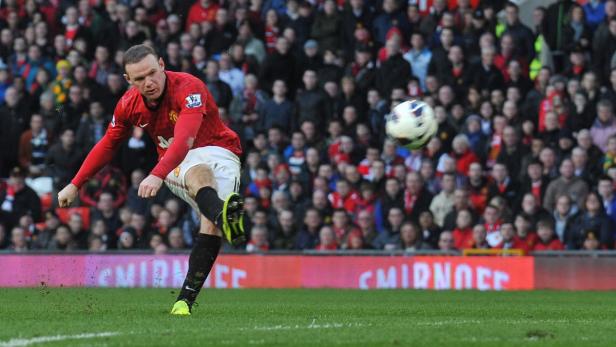 Wayne Rooney schießt den Ball während eines Fußballspiels.