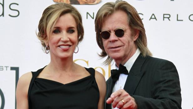 Felicity Huffman und William H. Macy posieren auf einem roten Teppich.