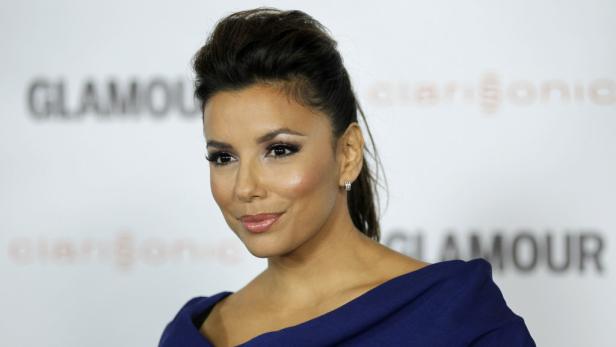 Eva Longoria posiert auf einem Event vor einem „Glamour“-Schriftzug.
