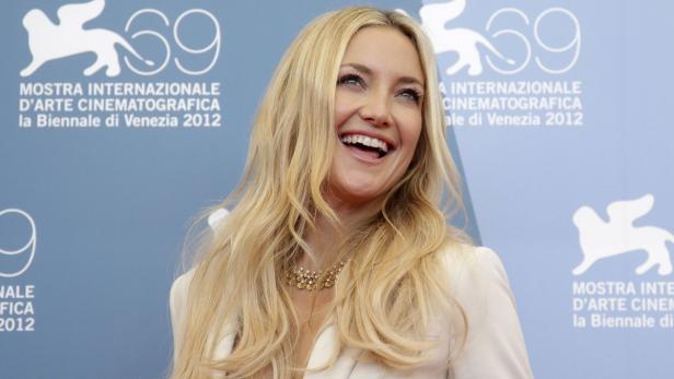 Kate Hudson lächelt bei der Internationalen Filmfestspiele von Venedig 2012.