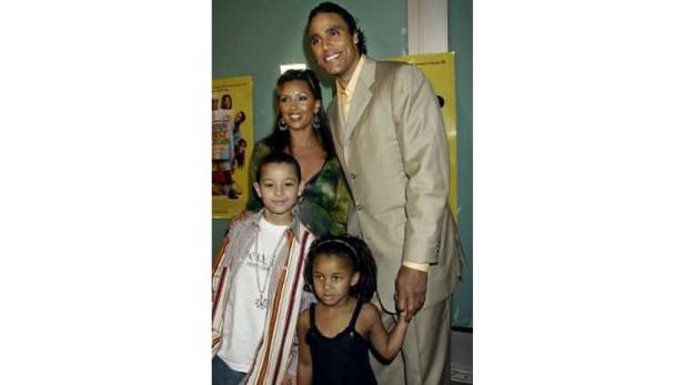 Vanessa Williams posiert mit ihrer Familie auf einem Foto.
