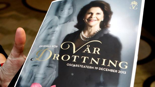 Ein Plakat für „Vår Drottning“ (Unsere Königin) mit einem Porträt von Königin Silvia von Schweden.