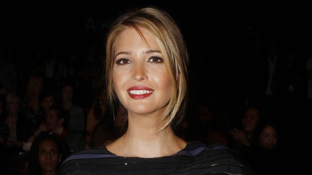 Ein Porträt von Ivanka Trump mit rotem Lippenstift vor dunklem Hintergrund.
