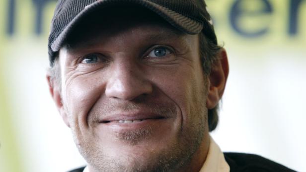 Porträt von Til Schweiger mit Schirmmütze und freundlichem Gesichtsausdruck.