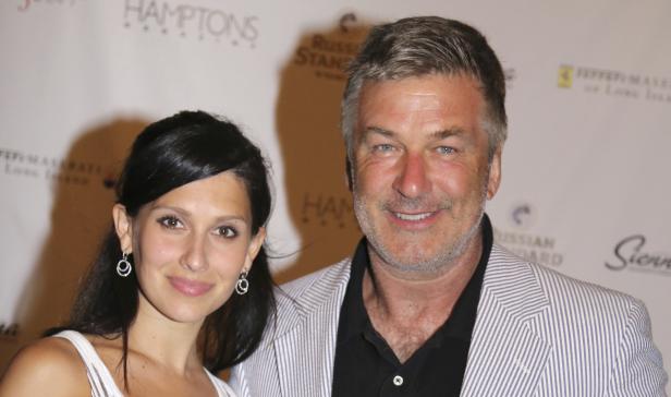 Alec Baldwin posiert mit einer Frau auf einer Veranstaltung.