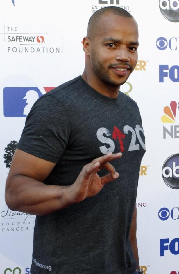 Donald Faison posiert auf dem roten Teppich für ein Foto.