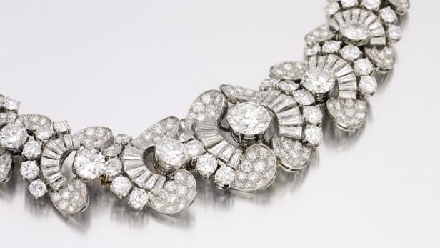 Nahaufnahme einer Halskette mit floralem Design und zahlreichen Diamanten.