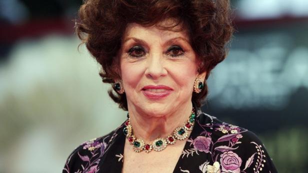 Gina Lollobrigida mit dunklem Haar und auffälligem Schmuck.