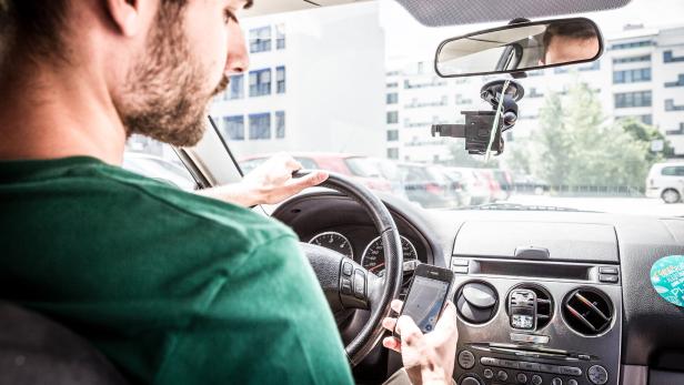 Fast jeder vierte Autofahrer hat Handy am Ohr