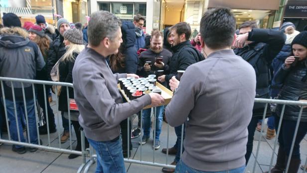 Fan-Ansturm und Protest zu Apple-Shop-Eröffnung in Wien
