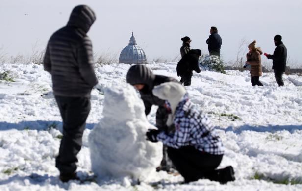 Rom erlebt ersten Schnee seit Jahren, Europa friert