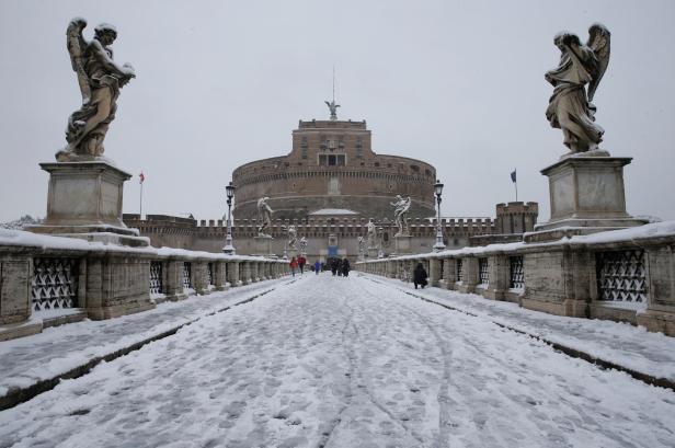 Rom erlebt ersten Schnee seit Jahren, Europa friert