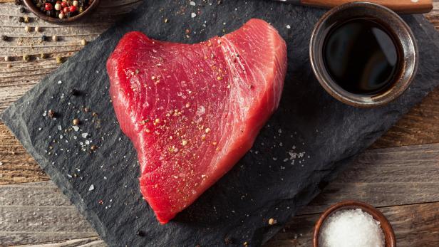 Rohes Stück Thunfischfleisch auf einer Schieferplatte