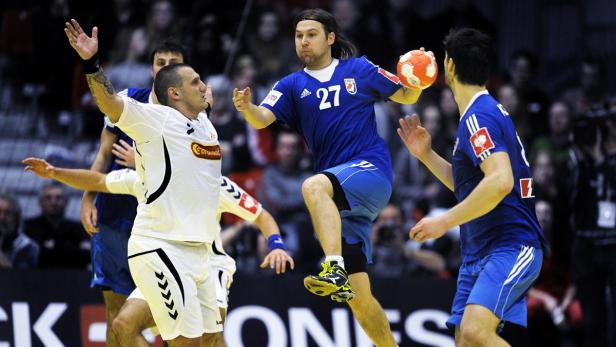 DENMARK HANDBALL EUROPEAN CHAMPIONSHIPS 2014 Ein Handballspieler in blauem Trikot springt, um den Ball zu werfen.