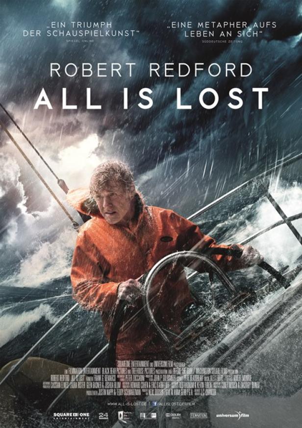 Das Filmplakat für „All Is Lost“ zeigt Robert Redford auf einem Segelboot im stürmischen Ozean.