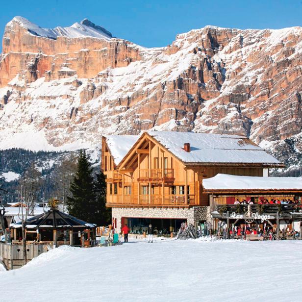 Ein Holzgebäude mit dem Schriftzug „Las Vegas“ vor einer verschneiten Bergkulisse.