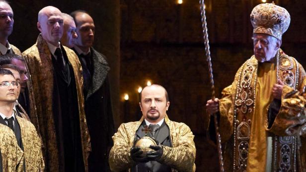 Männer in prächtigen Gewändern während einer Bühnenaufführung.