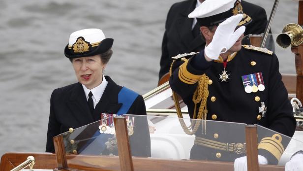 Prinzessin Anne und ein Mann in Marineuniform auf einem Boot.