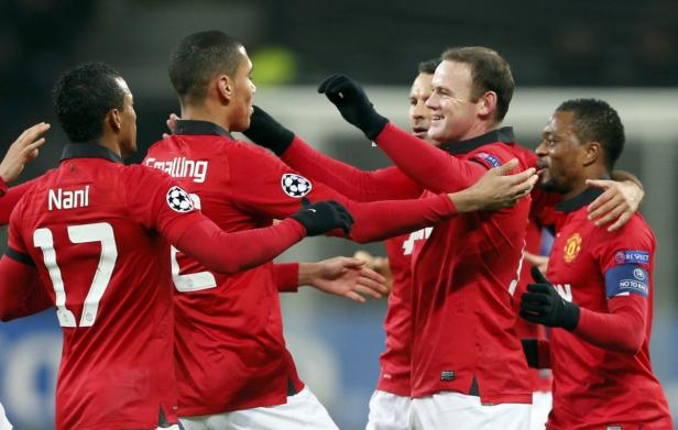 Mehrere Manchester United-Spieler feiern gemeinsam auf dem Spielfeld.