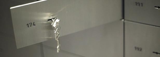 Ein geöffnetes Bankschließfach mit der Nummer 174 und einem Schlüssel.