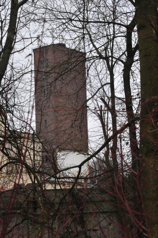 Turm fiel mit Schrecksekunde